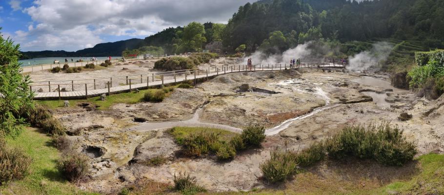 Auf der Fläche blubbert siedend heißer Schlamm