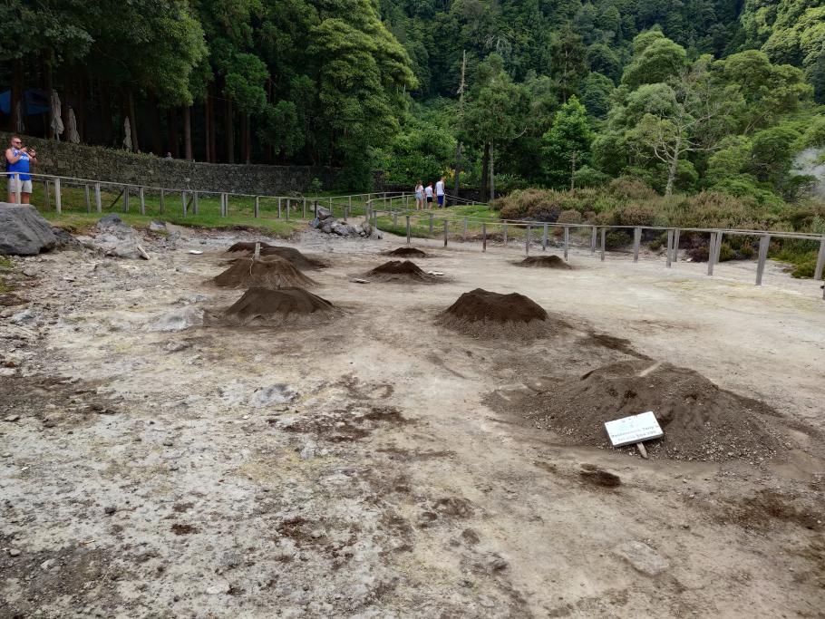 In diesen &ldquo;Maulwurfshügeln&rdquo; wird das Cozido zubereitet.