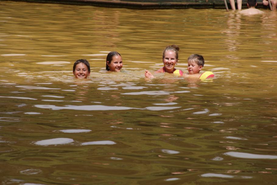 Das Wasser ist sehr eisenhaltig und entsprechend braun