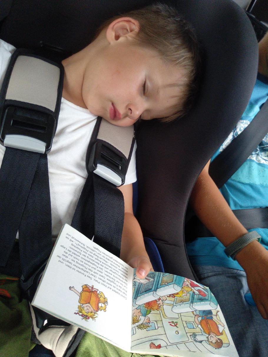 Kaum rollt das Auto, fallen Mattis die Augen zu