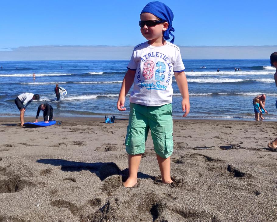 Kleiner Pirat entert den Strand