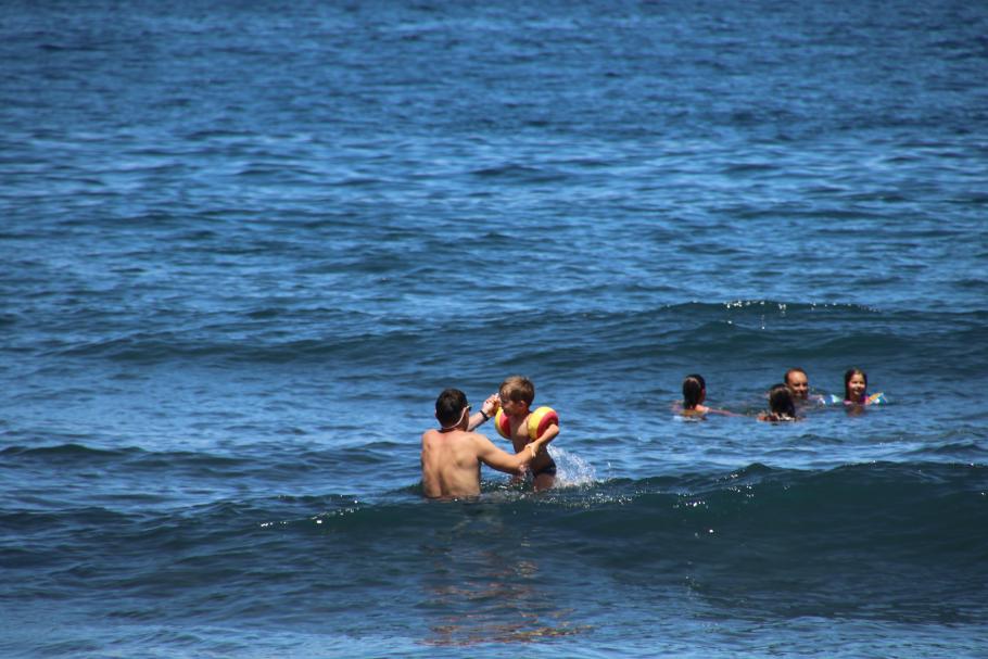 Mattis hüpft mit etwas Hilfe locker über die Wellen