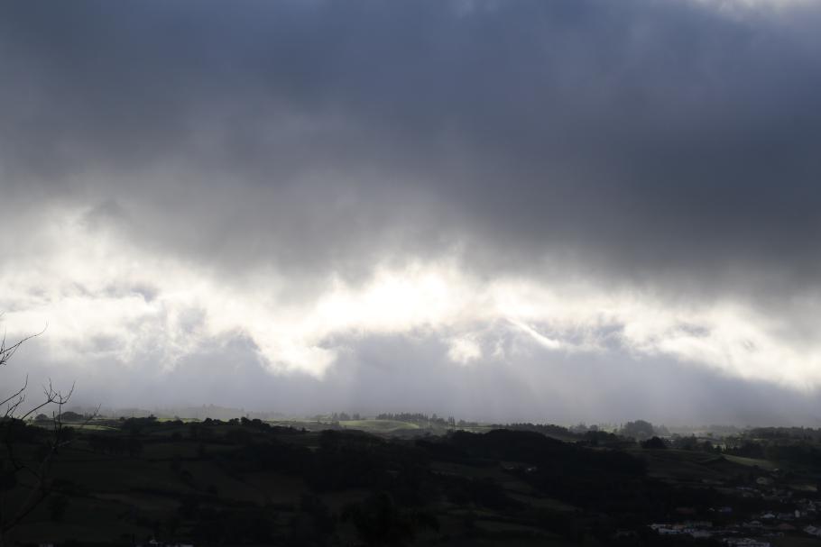 Für heute Nacht ist Regen angesagt - über die Berge kommen schon die ersten Wolken