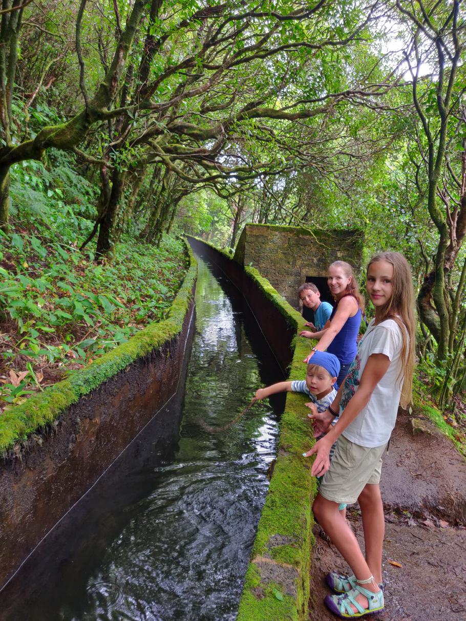 Die Levada leitet Wasser aus den Bergen hinunter ins Tal