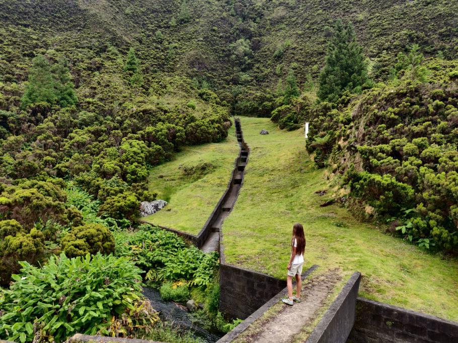 Aus den Bergen führen von allen Seiten Wasserrinnen in die Levada