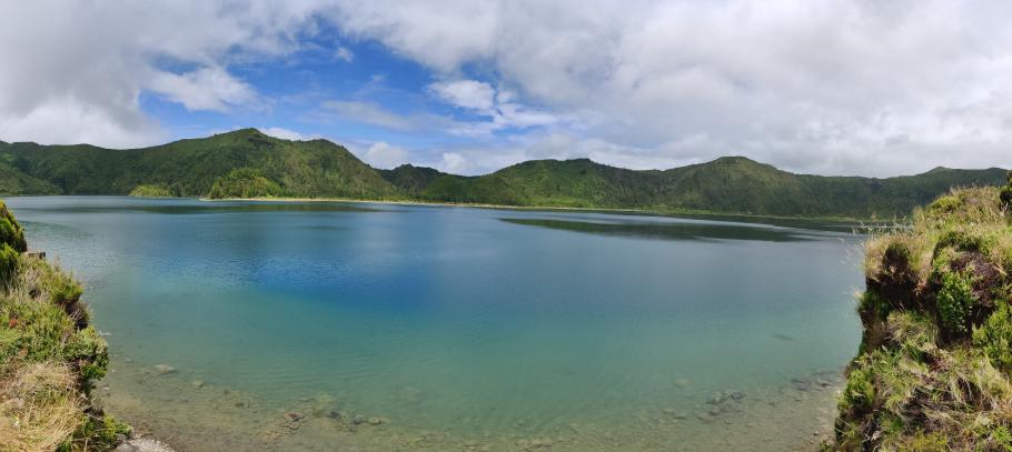 Der Logoa do Fogo zeigt bei Sonnenschein seine Farbenpracht