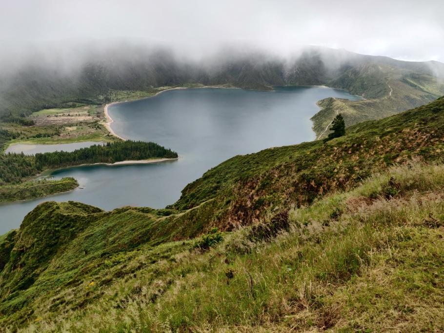 Als die Wolken noch einmal kurz aufreisen, ist der Lagoa wunderbar zu sehen