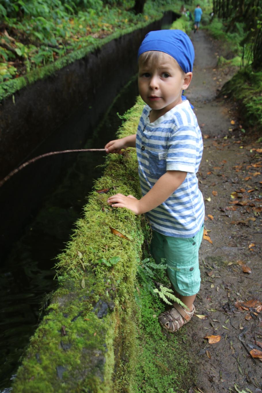 Mattis versucht sein Anglerglück