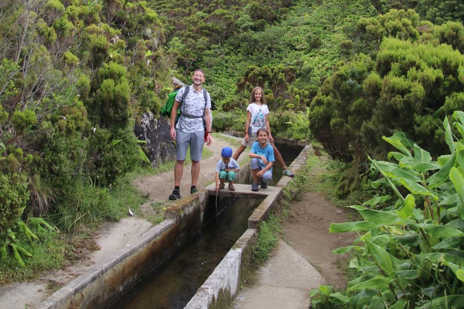 Über kleine Brücken wechselt der Weg auf die andere Seite