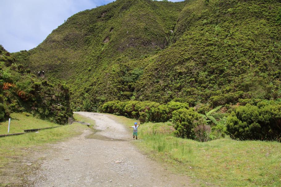 Mit großem Vergnügen hüpft Mattis über kleine Wasserläufe