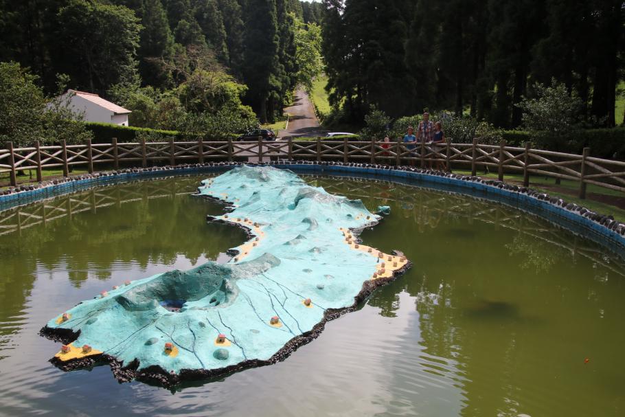 Wir suchen am Modell der Insel nach Modellen von uns, die ein Modell vom Modell der Insel betrachen