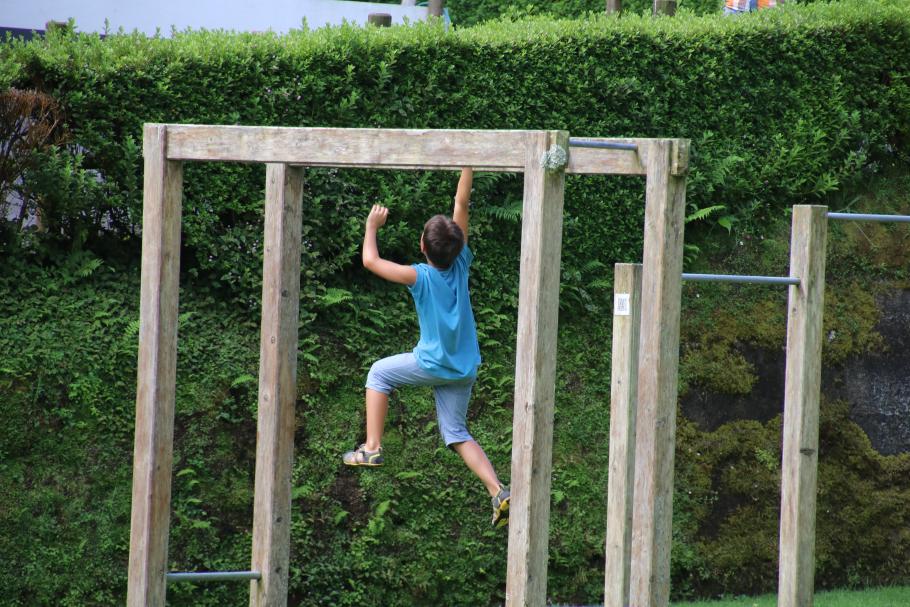 Die Kinder bleiben am Spielplatz hängen