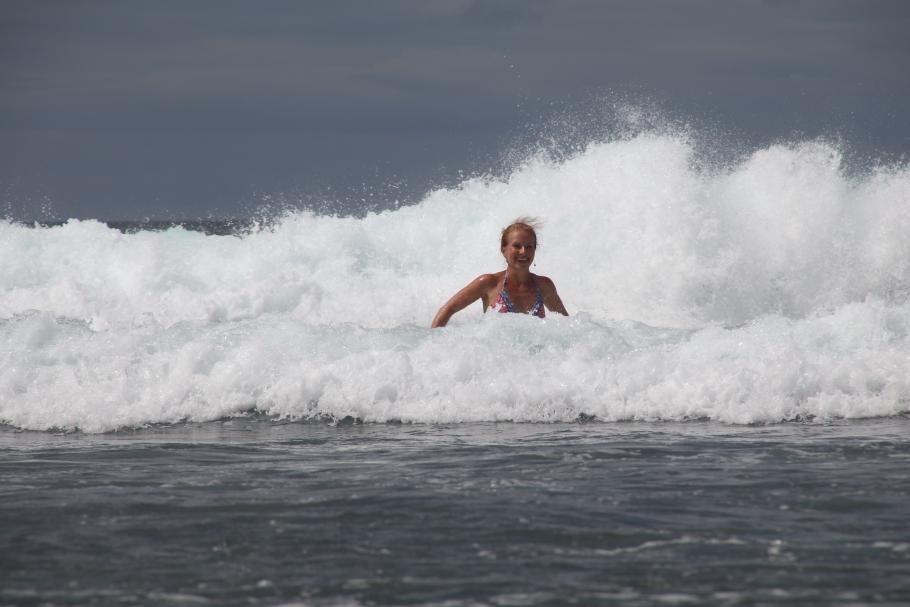 Anke bekommt auch ihren Anteil an der Brandung ab