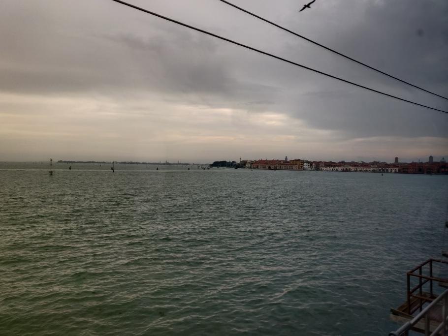 Der Zug fährt über eine lange Brücke zur Insel