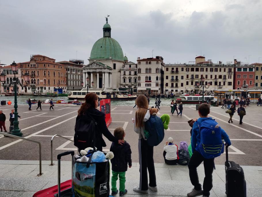 Direkt vor dem Bahnhof verläuft der Canal Grande