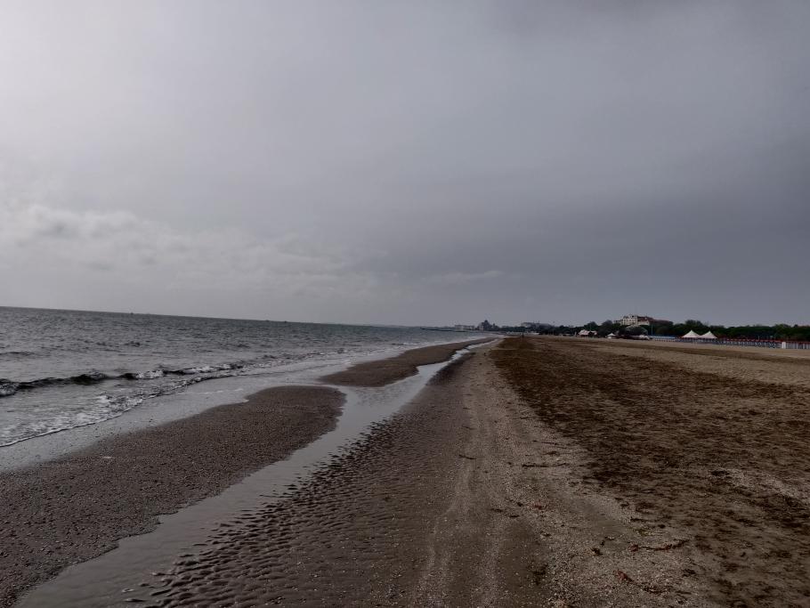 Die Südküste der Insel Lido besteht aus einem 11 km langen Strand