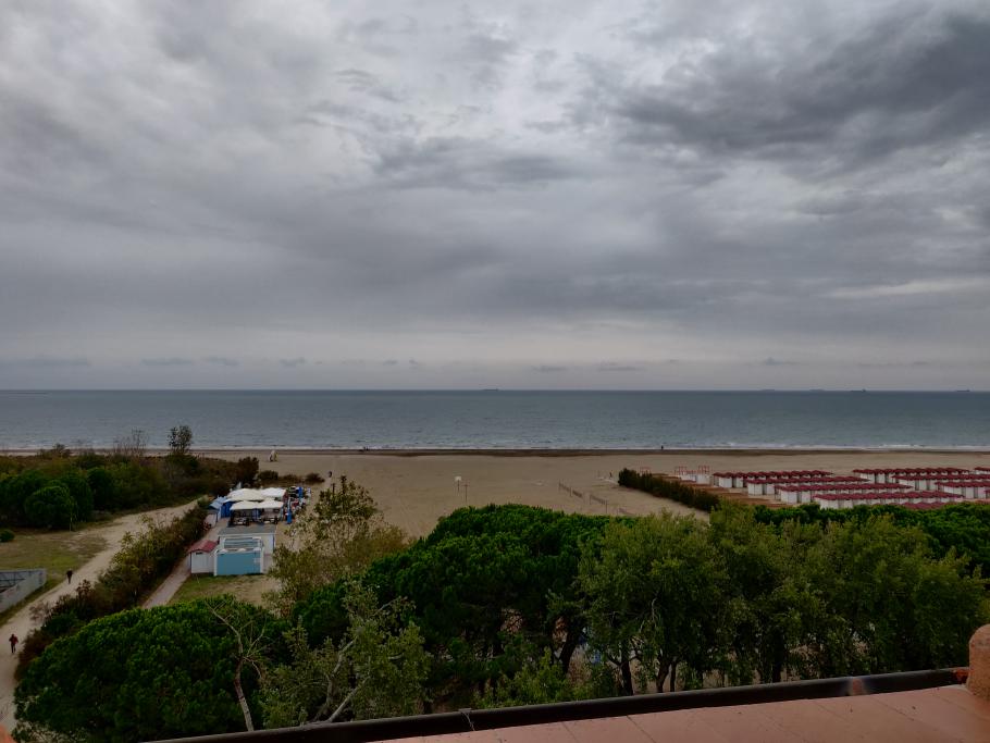 Aus dem Wohnzimmer können wir auf&rsquo;s Meer schauen.