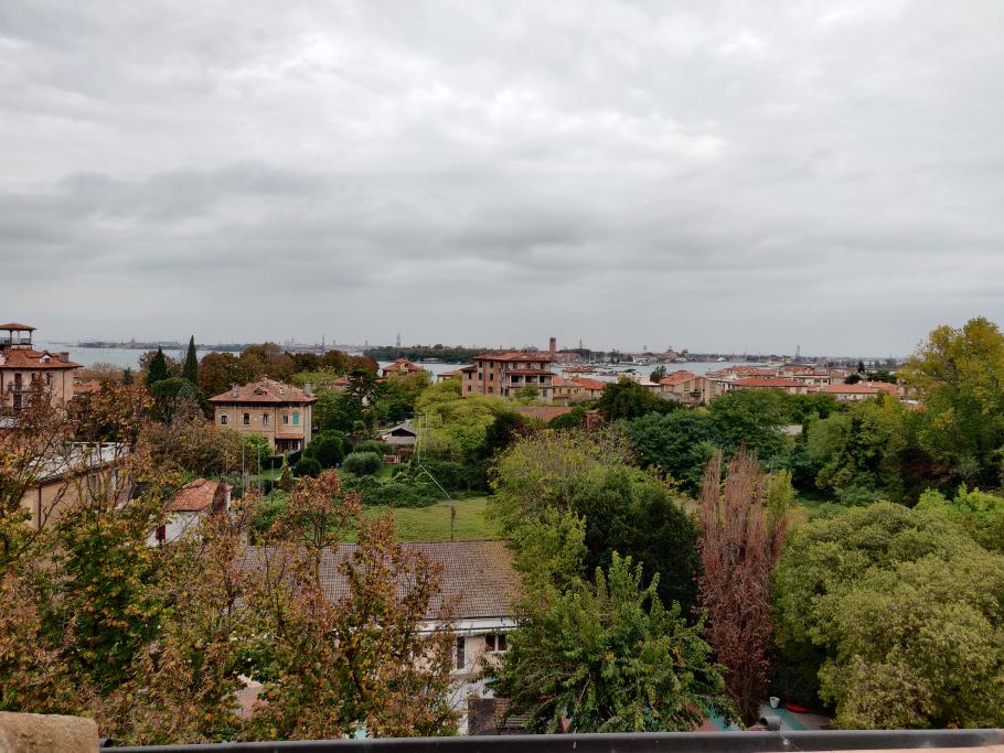Vom Schlafzimmer aus sehen wir über die Lagune bis nach Venedig
