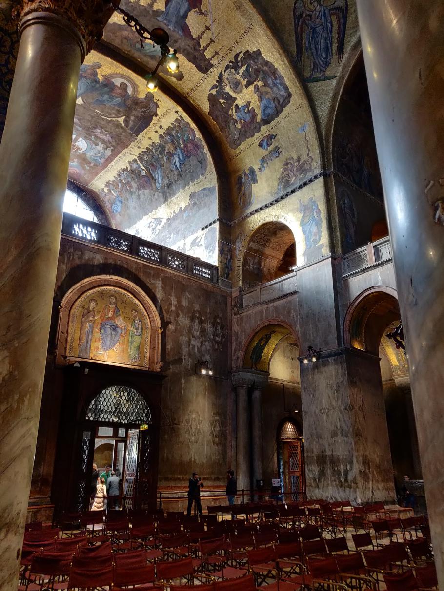 Für mehr Blattgold hätte man auf die Bilder verzichten müssen