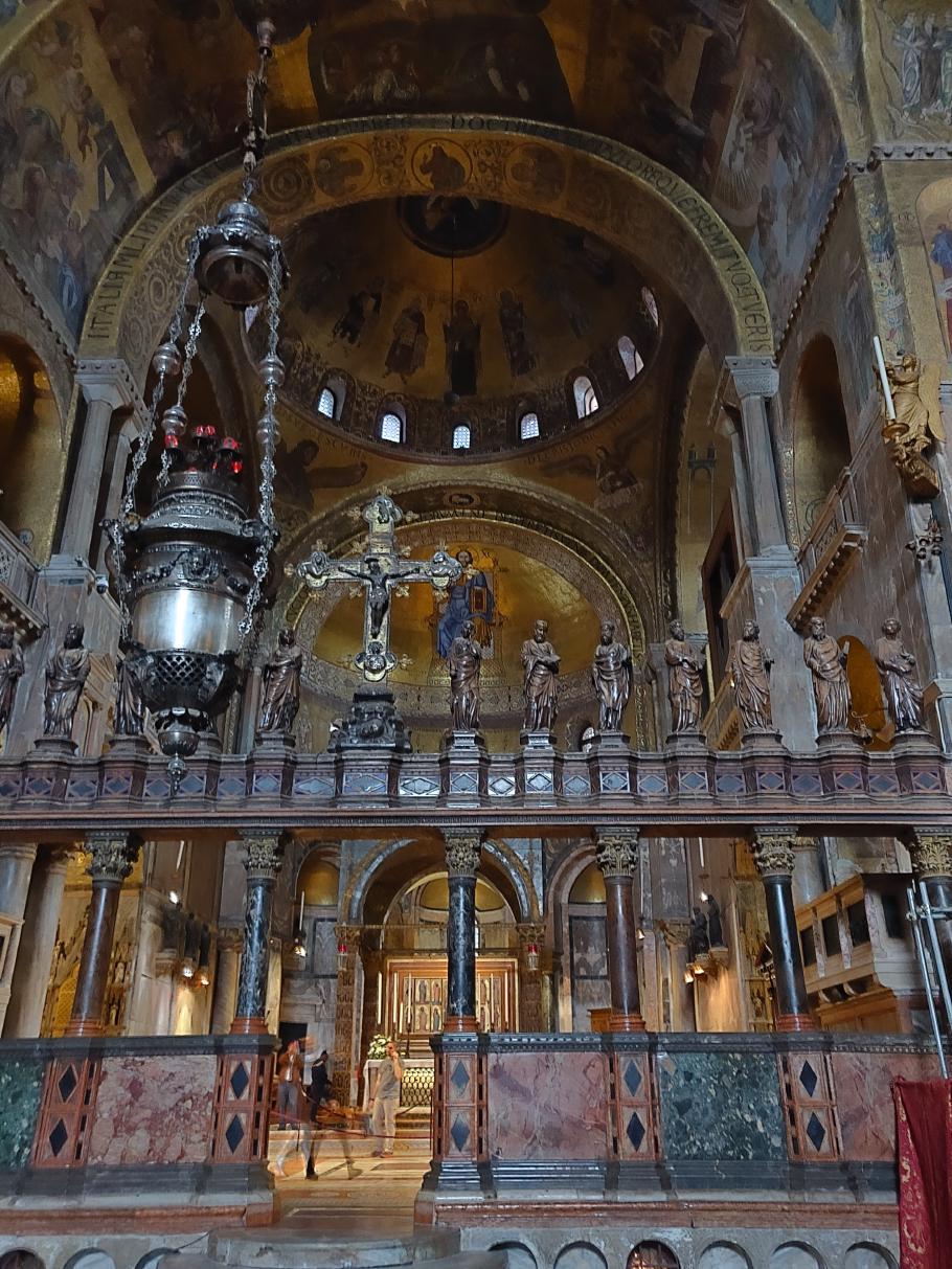 Viel Prunk, wirkt aber irgendwie recht finster