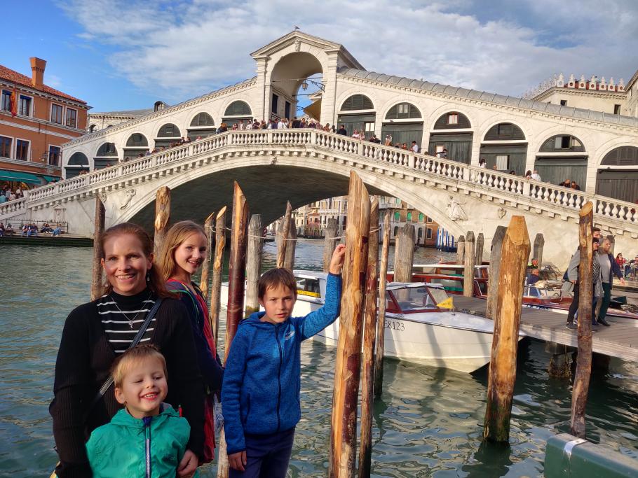 Die Rialto-Brücke ist eines der bekanntesten Gebäude Venedigs
