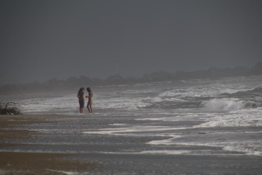 Anke und Annabell tauschen gesammeltes Strandgut aus