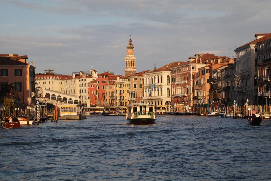 Der Canal Grande erstrahlt in goldener Nachmittags-Sonne