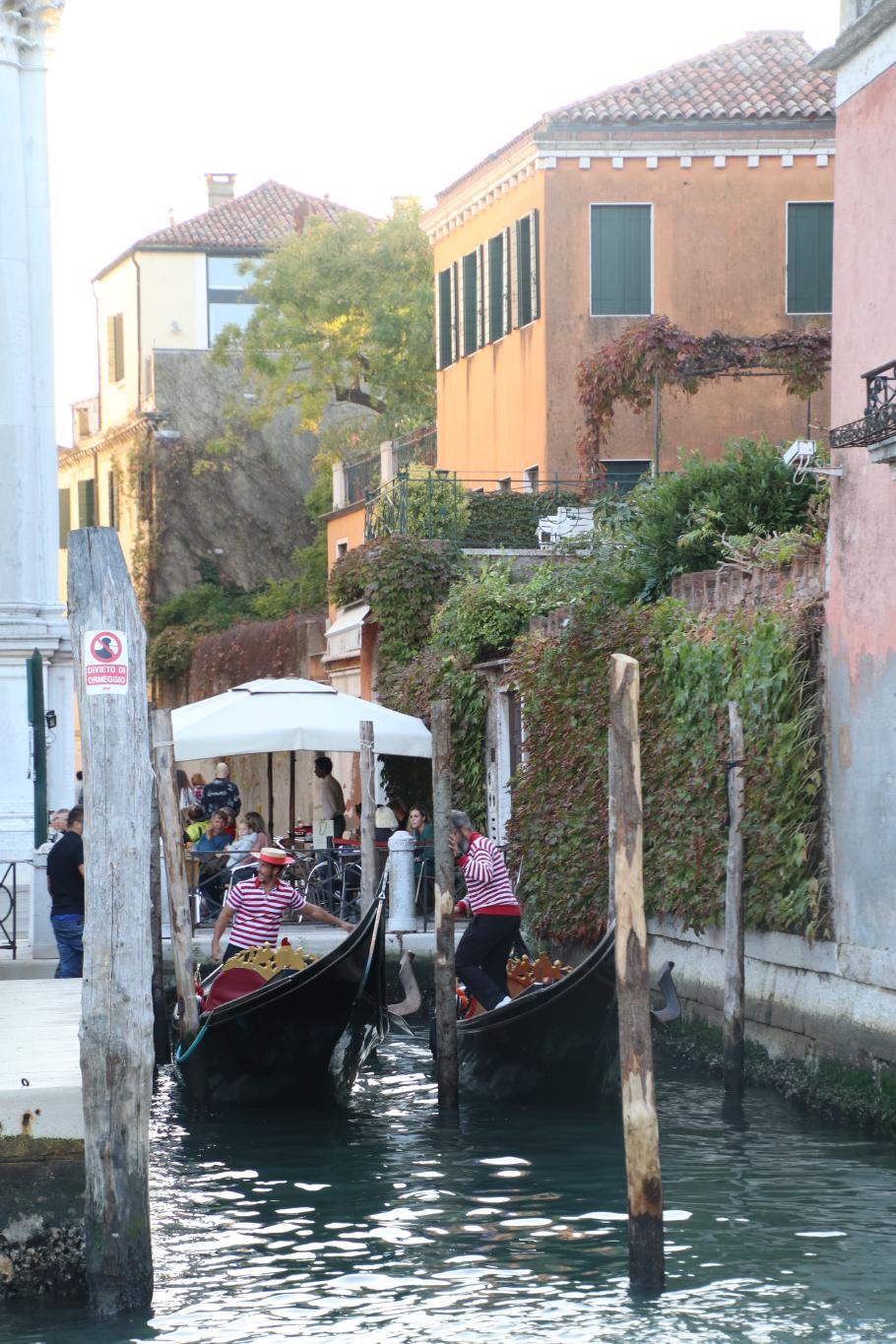 Mit den allgegenwärtigen Gondeln lassen sich die kleineren Kanäle erkunden