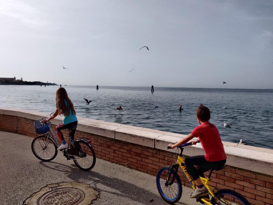 Wir fahren entlang einer endlosen Strandpromenade weiter nach Süden