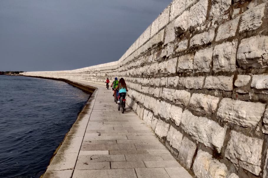 Diese beeindruckende Mauer trennt die Lagune von Venedig von der Adria