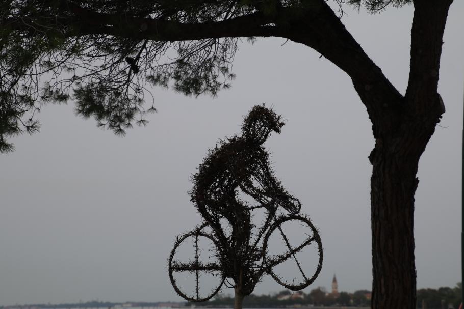 Radfahrer-Denkmal am Radweg