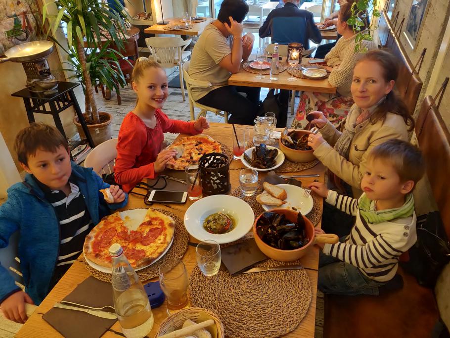 Annabell und Felix essen Pizza, bei Anke und Mattis gibt es Muscheln. Ich habe irgendwas Kleines mit Tentakeln.