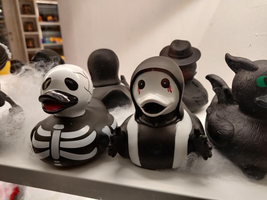 Hier und da entdecken wir lustige Geschäfte