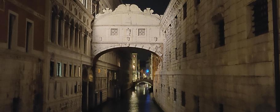 Die Seufzerbrücke bei Nacht