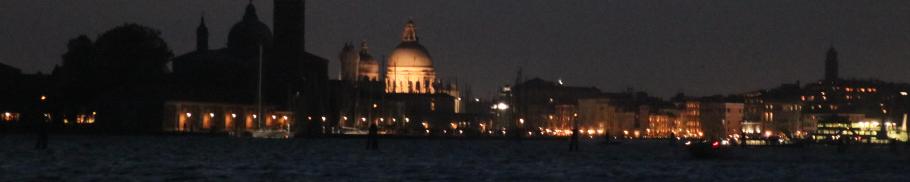 Die Stadt ist bemerkenswert sparsam beleuchtet