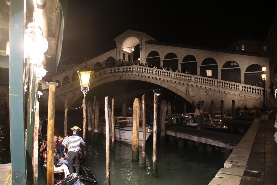 An der Rialto-Brücke steigen wir aus dem Wasserbus aus.
