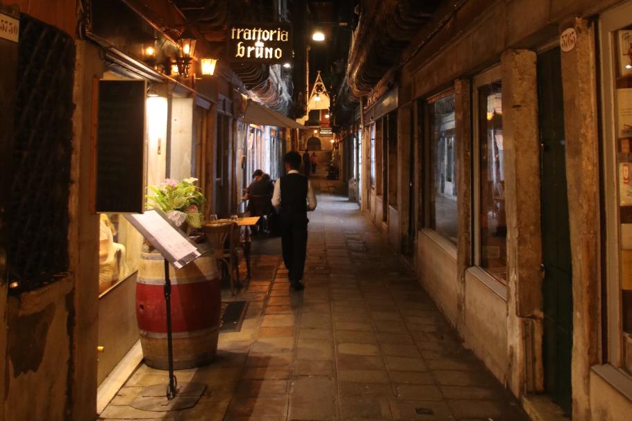 Durch kleine Gässchen schlendern wir in Richtung Markusplatz