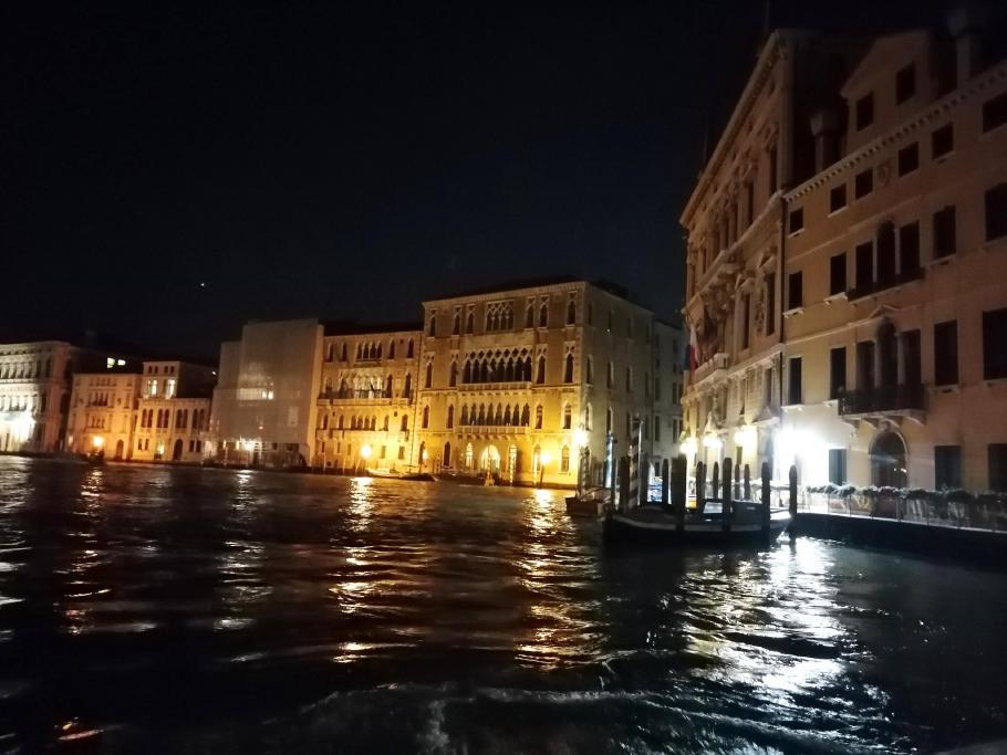 Wir fahren den Canal Grande entlang