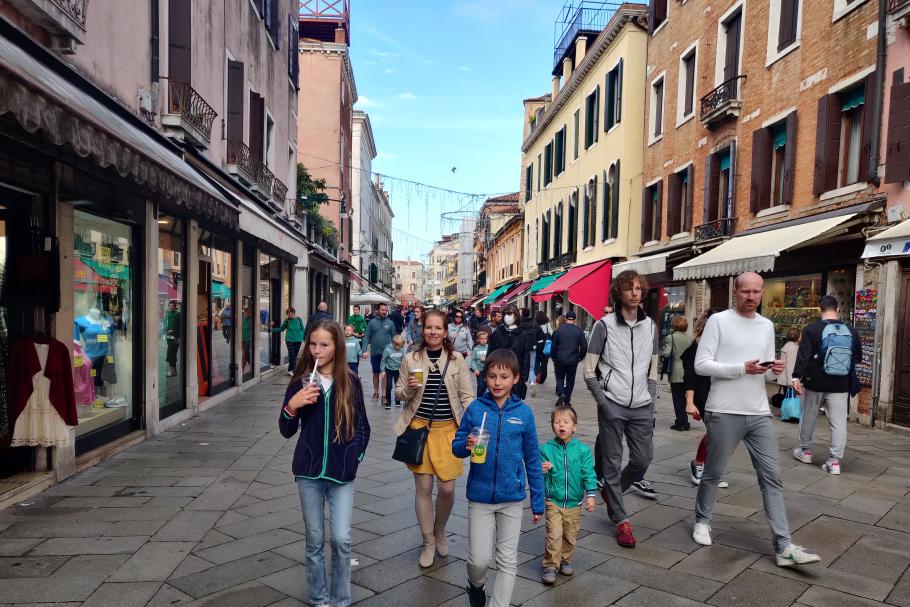 Wir flanieren durch breite Straßen,