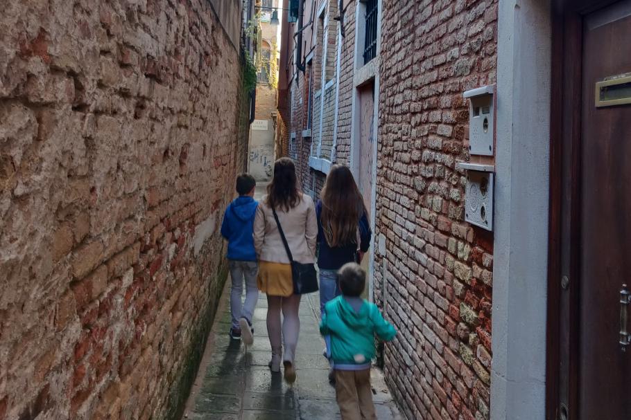 quetschen uns durch enge Gässchen