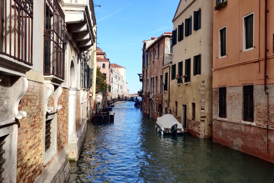 An mehreren Stellen müssen wir nach einer Brücke über die Kanäle suchen