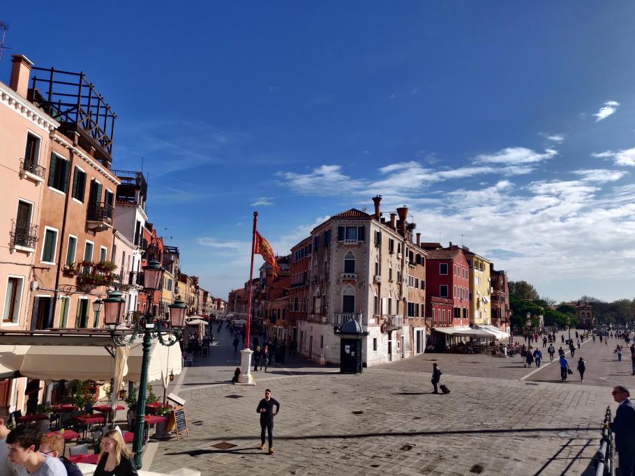 Hier beginnt der großzügige, weniger bebaute Ostteil Venedigs