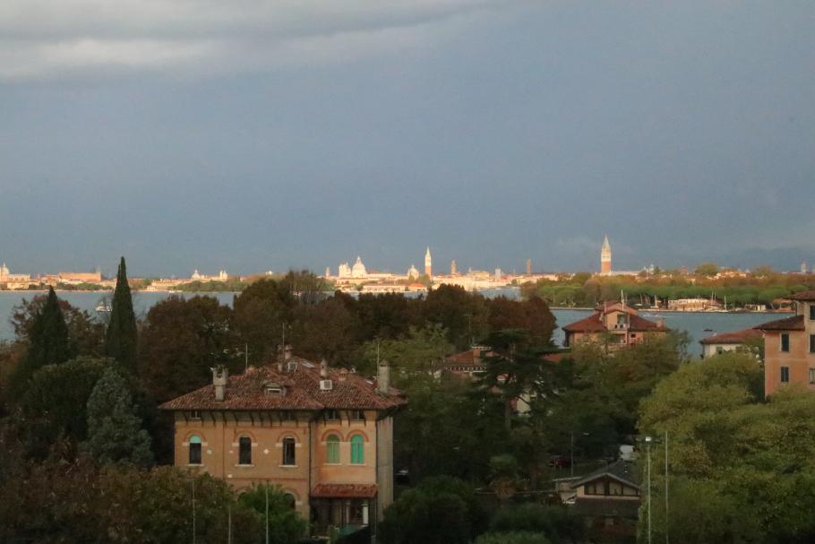 Während Lido noch wolkig ist, hat sich Venedig schon auf Anke vorbereitet