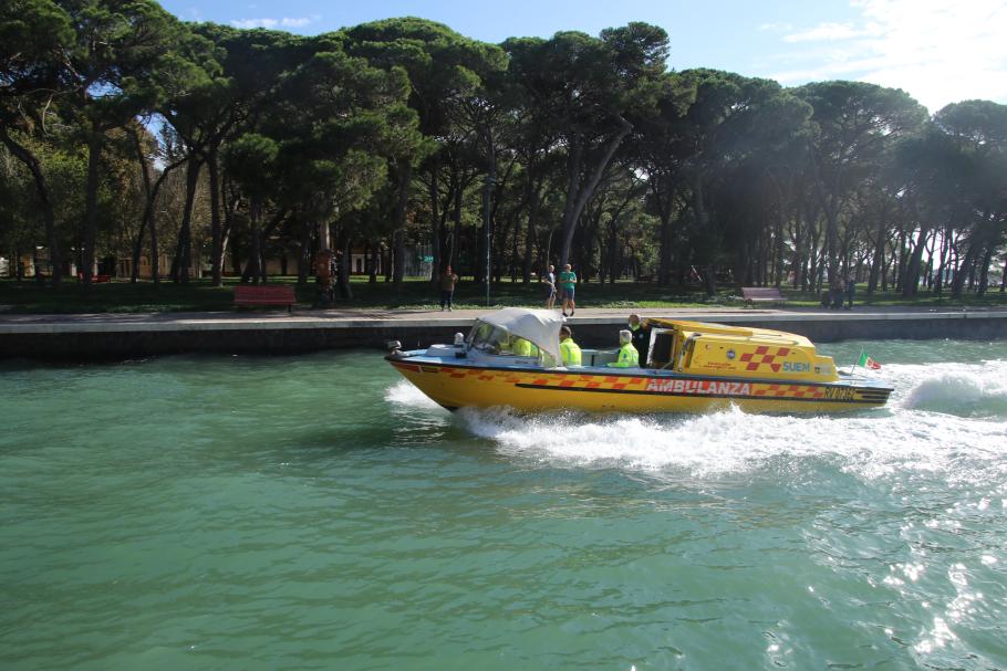 Mattis ist von den lauten Ambulanz-Booten begeistert