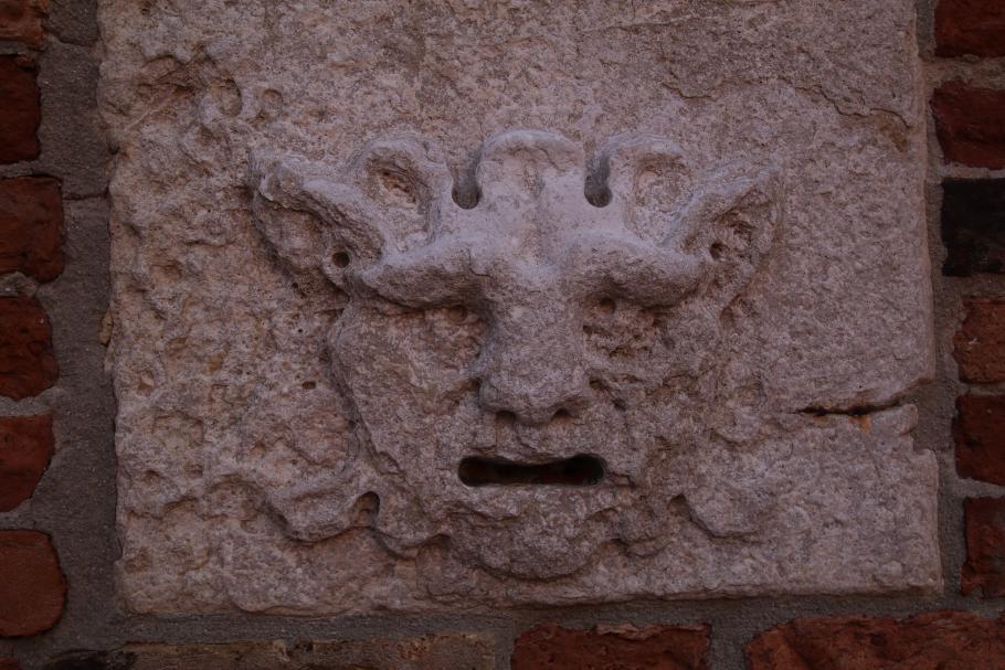 Über diese Briefkästen konnte man früher die Verfehlungen der Nachbarn an die Kirche denunzieren.