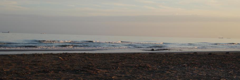 Das Meer ist heute spiegelglatt und verschmilzt fast mit dem Horizont