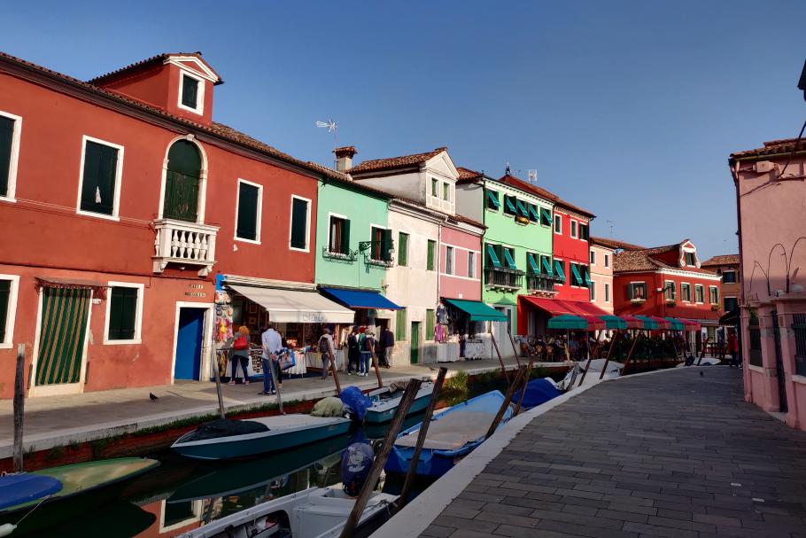 Burano ist für seine bunten Häuser berühmt