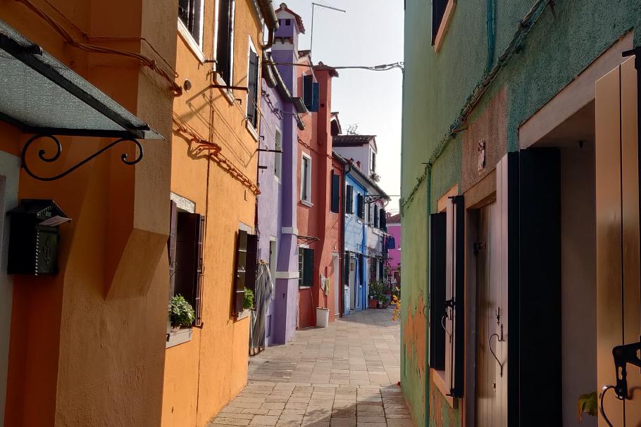 Keine zwei benachbarten Gebäude haben hier die gleiche Farbe