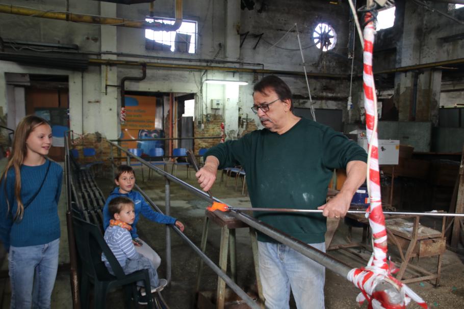 Die Kinder bestaunen das glühende, noch undefinierte Etwas