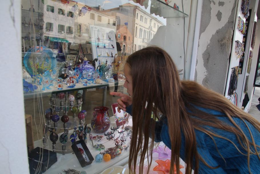 Glitzernder Nippes lockt interessierte Kunden